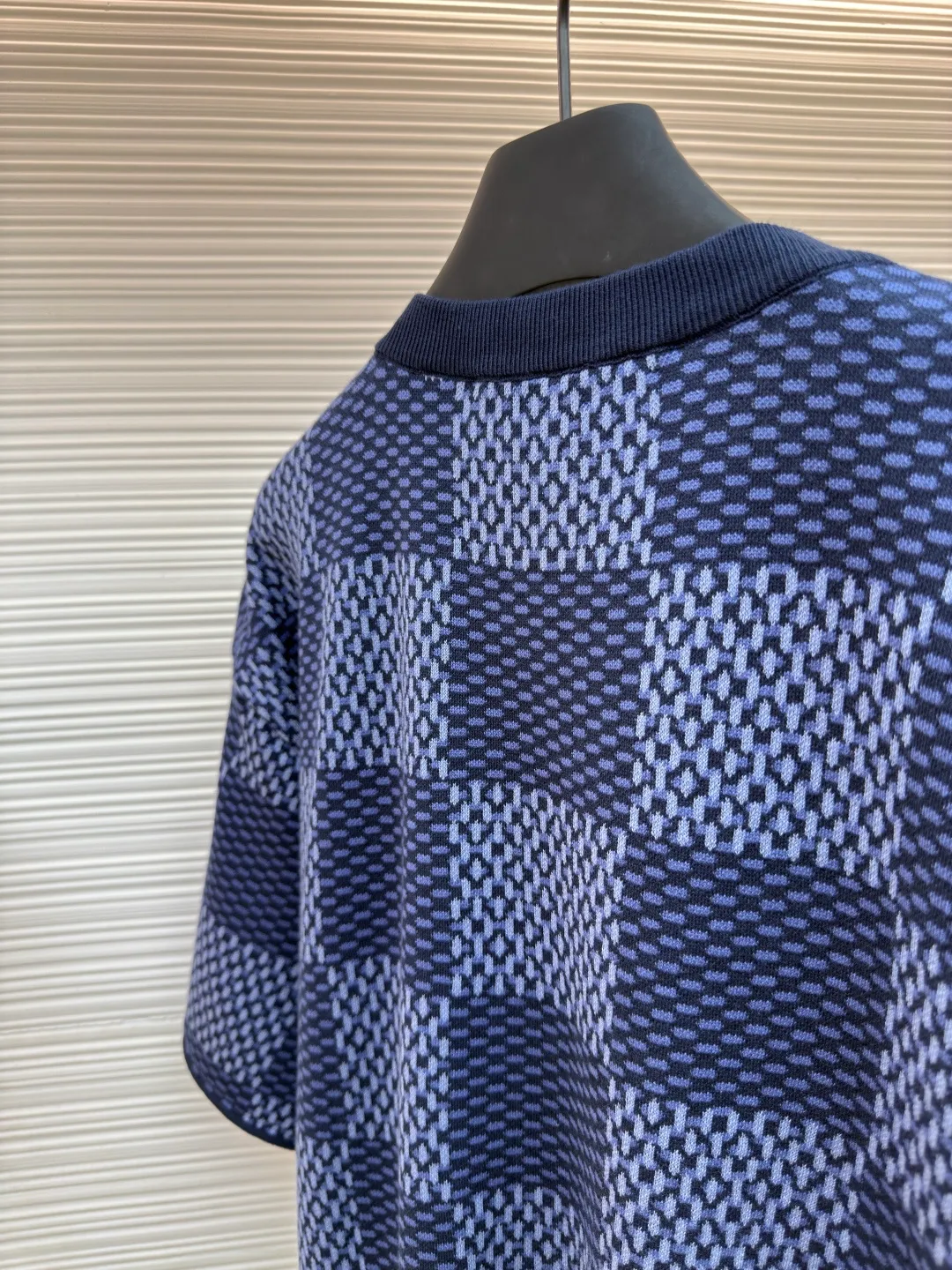 LOUIS VUITTON plaid beaded woolen short sleeves ●Authentic product: purchased and developed at 11400 ●Item number: 1680086-B05 ●Fabric: wool fabric ●Technology: knitting ●Version: fitted version ●Weight: about 330 grams ●Size: XS-S-M-L ●Description: The wool material is made of 100% fully combed cotton yarn, and the fabric piece is woven using a Stoll 16-needle ultra-fine machine imported from Germany worth 47W. It is woven at a parallel and even speed with reference to the original three-color jacquard structure. Each piece takes 270 minutes. During the weaving, 7 sand spits are used to alternately knit back and forth. The number of knitting rows for a single front garment hanging wool is as high as Line 6352... Only after random inspection can we carry out seam selection, washing, and hand-ordering of the original main label, wash mark, details down to the height of the wash mark, stitching method, and final ironing. Only after a general inspection can we package and ship. It is not like those ordinary computerized flat knitting machines. In order to rush the goods, the speed is turned to the limit, and the stitches of the knitted garments are different in size, code, and patterns. The overall wiring is straight and delicate, the fabric is comfortable and soft, and the color is consistent without color difference. It can be matched with the same style to create a fashionable look and control various occasions. Customized accessories, complete with three standards, same style for men and women!